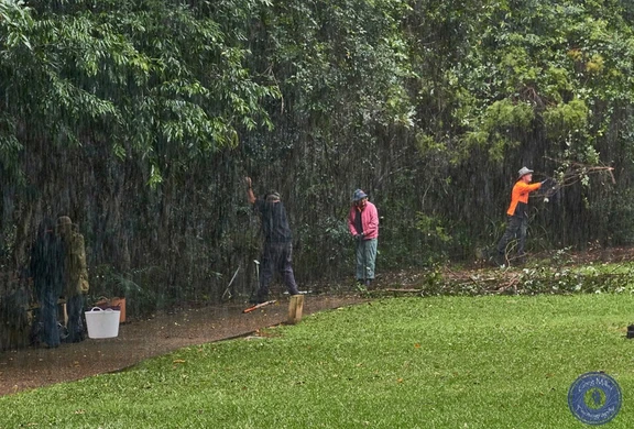Rain does not stop work for the Friends!